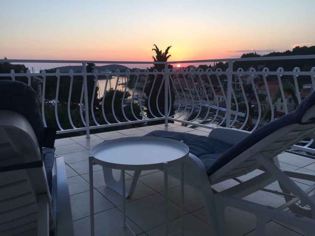 Apartment In Maslinica 70M From The Sea Εξωτερικό φωτογραφία